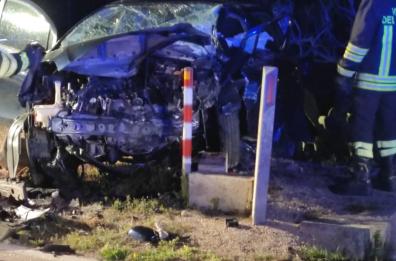 Tragedia a Nardò, scontro fra tre auto: morta 75enne, quattro feriti gravi FOTO
