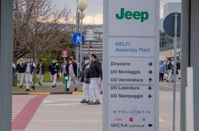 Stellantis: crisi grave, a Melfi scendono turni lavoro: taglio temporaneo per 1.500 persone