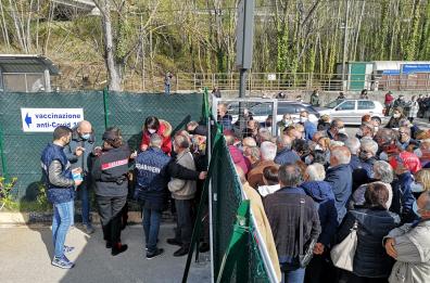 Vaccini, a Potenza e Matera centinaia di persone in fila: inoculazioni libere per 60-79enni. Intervengono i CC