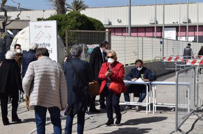 Vaccini: al via in Puglia dosi a 79enni, nessun assalto