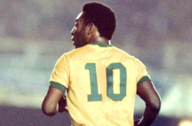 Calcio, il Lecce cerca la carica con le gigantografie di Pelè negli spogliatoi 