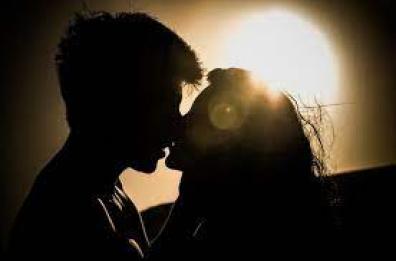 13 aprile si festeggia la Giornata mondiale del bacio: il messaggio di Decaro ai nonni nelle Rsa