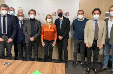 Puglia, anche gli odontoiatri inizieranno a vaccinare negli hub: accordo siglato
