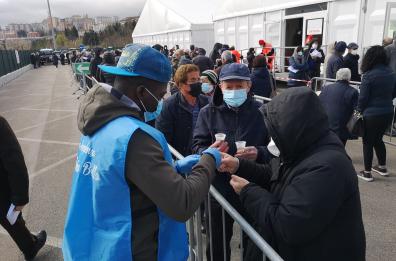 Basilicata, vaccini AstraZeneca senza prenotazione a centinaia di over 70