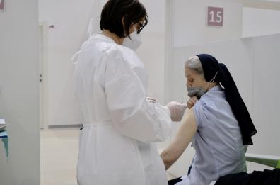 In Puglia al via le prenotazioni degli under60 con patologie. 700 farmacie pronte per somministrazione dosi