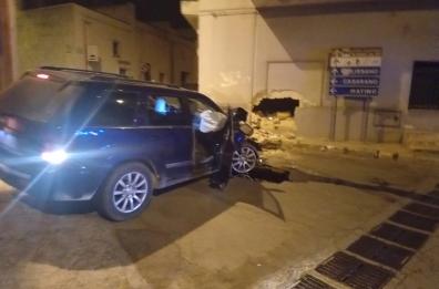 Taviano, fuggono dai carabinieri e si schiantano su un muro con un Suv