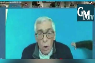 Terlizzi, «Il consiglio comunale deve cadere», e cade il consigliere: il video è virale