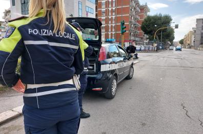 Foggia, scontro tra auto su viale Ofanto: una donna ferita