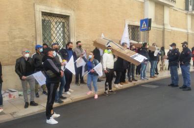 Ristoratori e partite Iva in protesta a Foggia con una bara: «Ci avete ucciso»