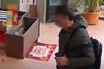 Monopoli, «topo» d'appartamento immortalato dalle telecamere e arrestato sul lungomare di Bari 