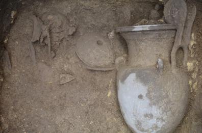 Bitonto, un tesoro nella tomba: due corpi e il vino