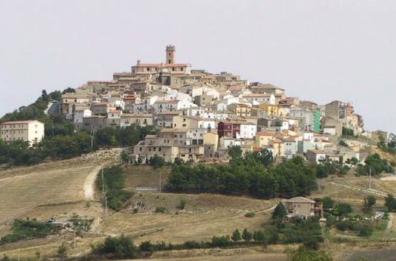 Forenza sotto choc: aggrediti e feriti in casa parroco e una maestra. Solidarietà di Bardi