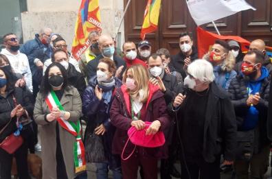 Mittal, sit-in per operaio licenziato per un post: presenti anche i registi Tognazzi e Izzo