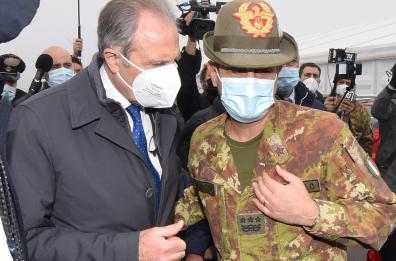 Coronavirus, Figliuolo in visita al punto vaccinale di Matera: «A maggio 15mln di dosi in arrivo in Italia» 