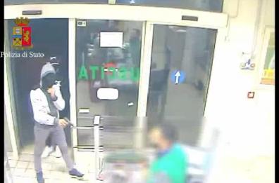 Rapine, presa a Bari la banda della Fiat Uno: 8 arresti