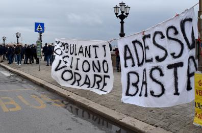 Bari, ambulanti in rivolta: «Rivogliamo la nostra dignità»