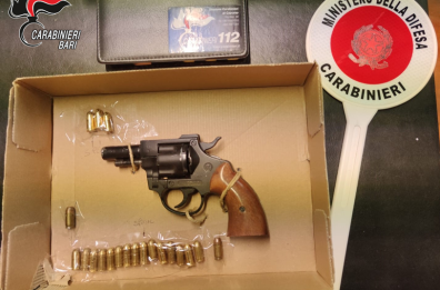 Capurso, nell'armadio ha una pistola pronta a sparare: arrestato insospettabile