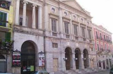 Protesta a Barletta, Teatro  Curci occupato dai lavoratori spettacolo