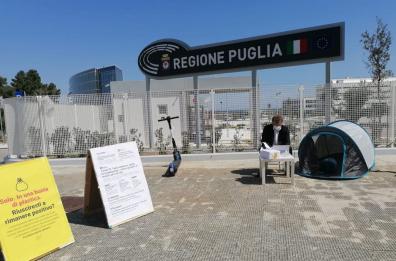 Bari, consigliere si accampa in tenda davanti Consiglio regionale: «#NessunoDeveMorireDaSolo»
