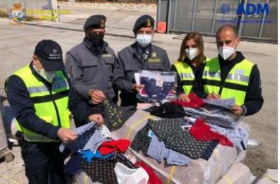 Brindisi, maxi sequestro al porto di 290mila articoli di biancheria intima con marchi «taroccati»