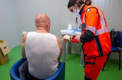 Vaccini, parola di Bardi: «In Basilicata 12 mila dosi Pfizer in più»