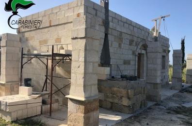 S. Cesarea Terme, immobile abusivo in zona con vincolo paesaggistico: denunciato 