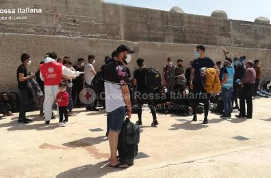 Veliero con 60 migranti a bordo approda al porto di Leuca