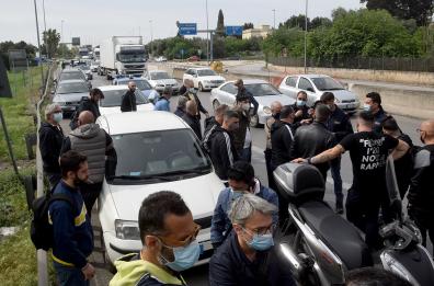 Bari, protesta ristoratori contro zona arancio: bloccata la Statale 100