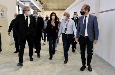 Covid, il ministro Gelmini nell'hub vaccinale e all'ospedale Fiera di Bari: «Qui grande cuore» FOTO