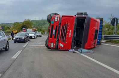 Potenza, tir si ribalta sulla strada statale 658: ferito l'autista