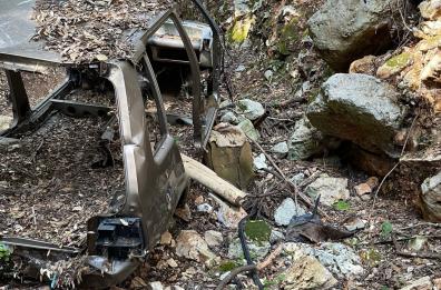 Selva di Fasano, rimosse le carcasse di auto rubate