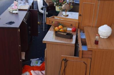 Bari, abbandonano mobili e rifiuti in strada a San Girolamo, l'ira di Decaro: «Multati»