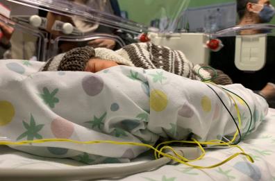 Bari, ai neonati del Policlinico donati copertine, cappellini e oggetti lavorati a maglia