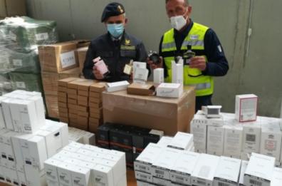 Brindisi, sequestrati al porto 559 profumi «di marca» contraffatti