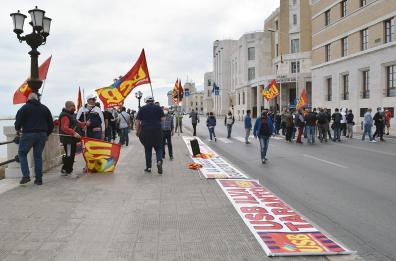 Ex Ilva, protesta a Bari davanti sede regione Puglia Ex Ilva, protesta a Bari davanti sede regione Puglia