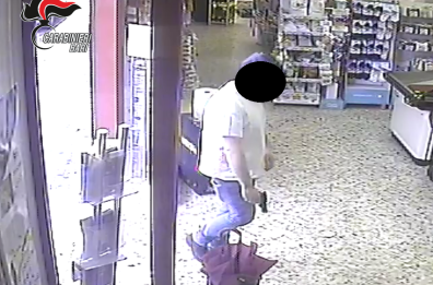 Triggiano, rapina supermercato con pistola giocattolo: arrestato 30enne