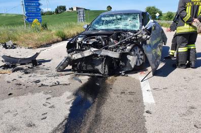 Oppido Lucano, scontro tra Audi e camion: conducente auto in ospedale