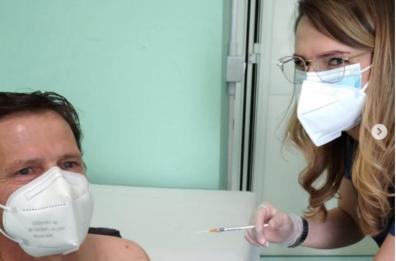 Covid, specializzanda del Policlinico di Bari: «Ho vaccinato il mio papà, paziente fragile»