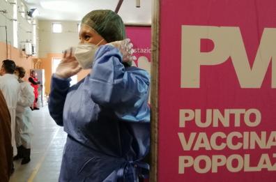Vaccini in Puglia: somministrate oltre 1,5 mln di dosi. Emiliano: «Da lunedì al via adesioni per 59 e 58enni»