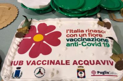 Acquaviva festeggia i 10mila vaccini eseguiti nell'hub vaccinale con una torta a tema