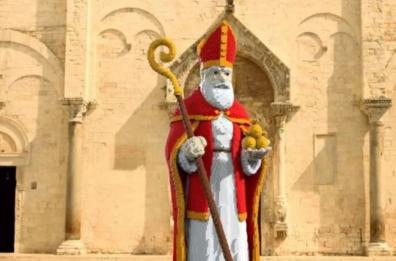 Bari, troppo bianca la «pelle» del San Nicola fatto di Lego: scoppia la polemica sulla statua