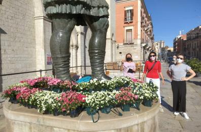 Barletta, anche qui l'azalea per la Festa della Mamma serve alla lotta contro i tumori