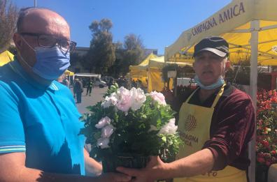Festa della Mamma? A Lecce tutti pazzi per rose e garofani