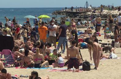 Puglia, zona gialla da domani, ma a Bari sono tutti al mare. Decaro: «Attenzione per evitare nuove chiusure»
