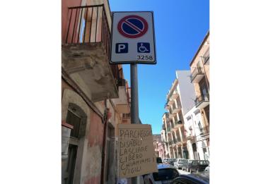 Barletta, posto auto per disabili ... cartello fai da te