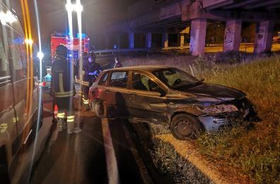 Vaglio di Basilicata, auto sbanda ed esce fuori strada: un ferito 