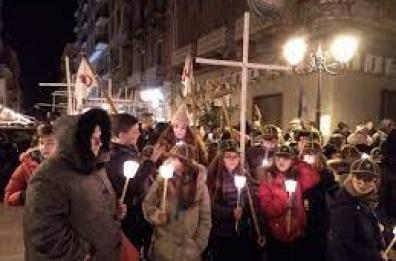 Ex Ilva, i cittadini di Taranto in sit-in con croci bianche a Roma: in piazza anche Erri De Luca