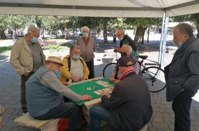 Bari, «I giocatori di carte» si riprendono la vita in zona gialla 