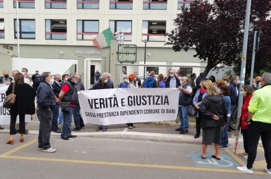 Cassa Prestanza a Bari, sit in di protesta di lavoratori e pensionati del Comune davanti la Procura