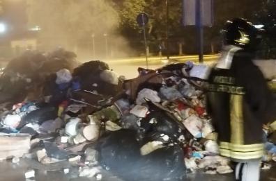Foggia, autocompattatore a fuoco: illeso l'autista